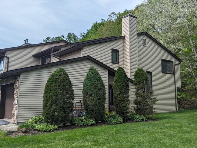 Building Photo - 266 Heritage Ln