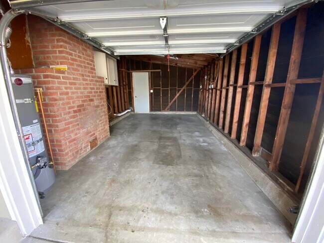 Building Photo - 356 Pineview Dr