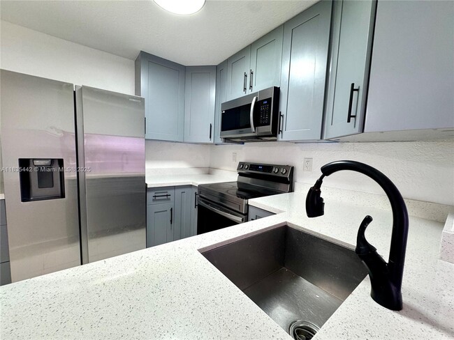 Building Photo - 9350 Fontainebleau Blvd