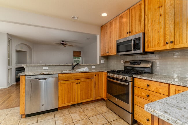 Building Photo - 4 Bedroom Home with 3 Car Garage! Move-in ...