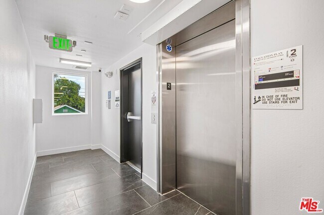 Foto del edificio - 3221 W 71st St