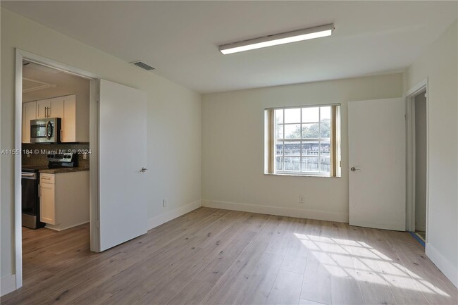 Building Photo - 16805 SW 5th Way