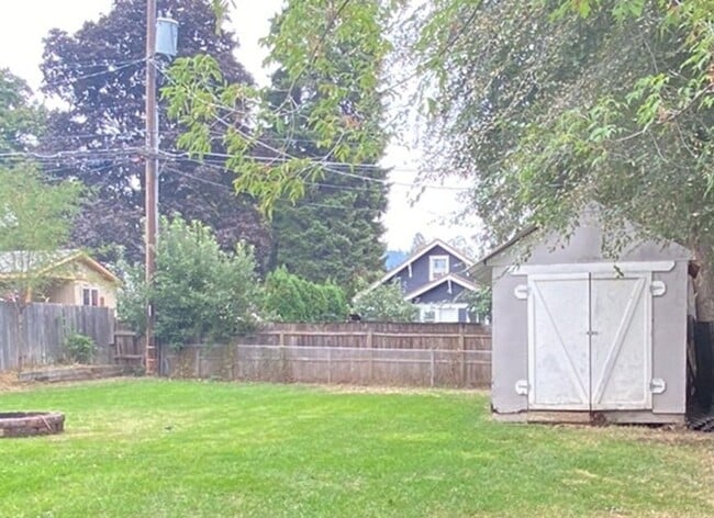 Building Photo - Refurbished Midtown Home