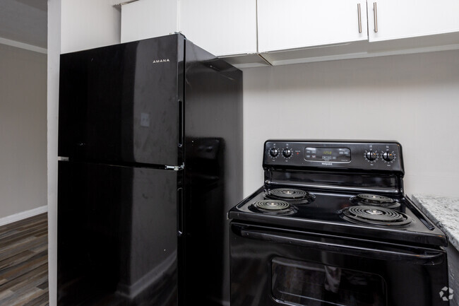 1BR, 1BA - 745 SF - Kitchen - Eastland Hills