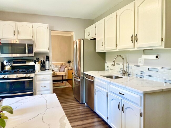 Foto del edificio - Amazing 4 Bedroom 2 Bathroom! Large Lot!  ...
