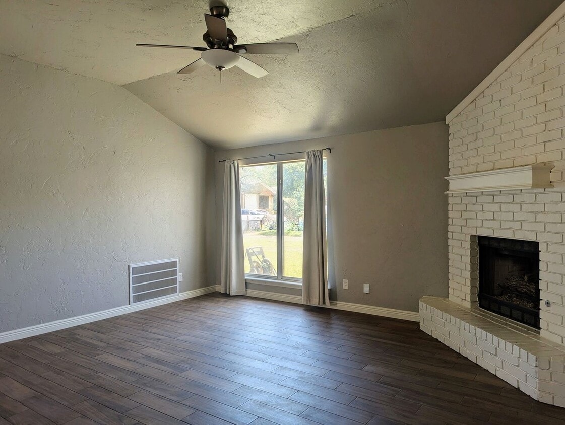 Well-Maintained 3 Bed Home in Edmond | Pet Friendly + Fenced Yard - Well-Maintained 3 Bed Home in Edmond | Pet Friendly + Fenced Yard