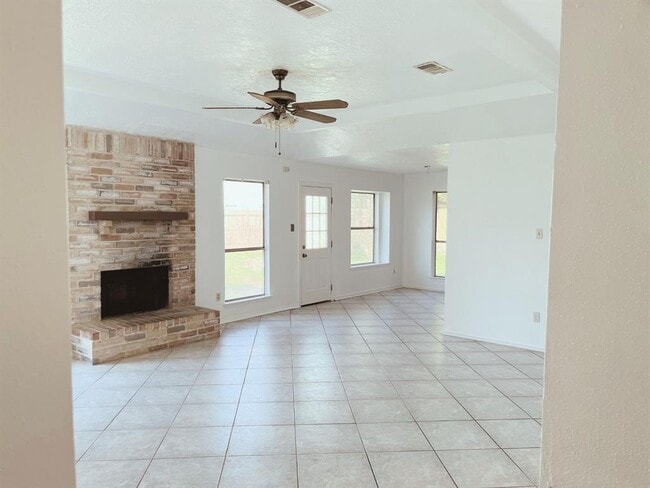 Building Photo - 10603 Village Trail Dr