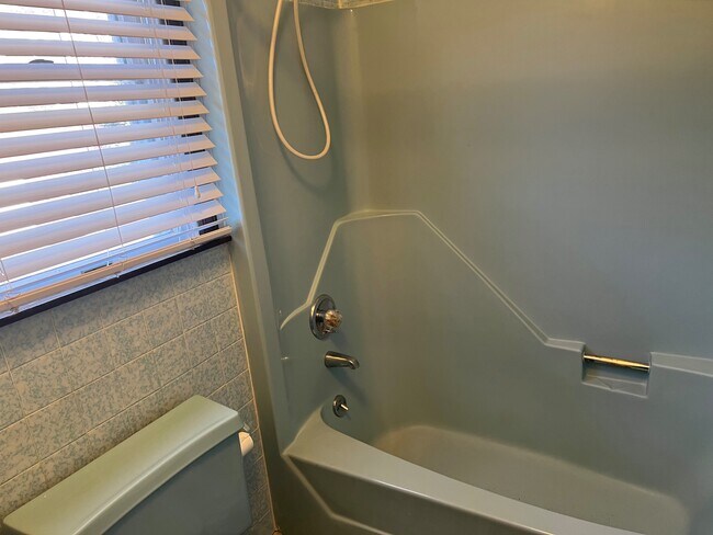 Bathroom - 18 King St