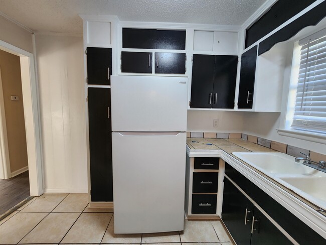 Building Photo - 2201 Shadowwood Cir
