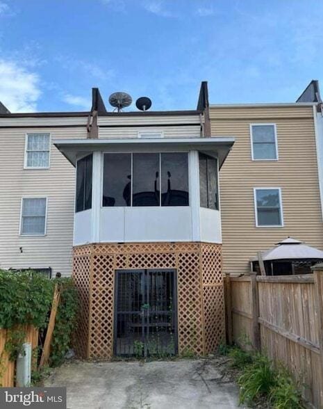 Building Photo - 1042 Vine St