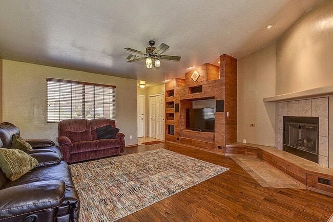 Foto del edificio - Three Bedroom, Two Bath home with RV Parking!