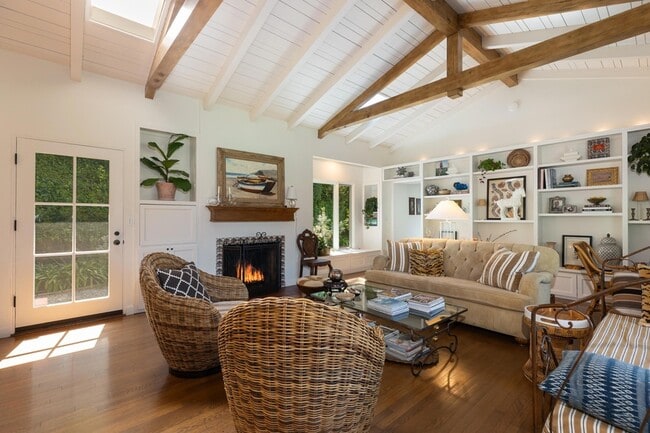 Building Photo - 4015 Lago Dr