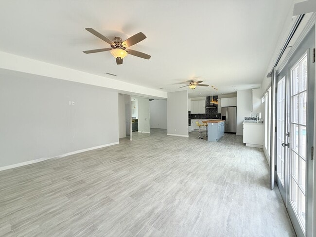 Building Photo - AVAILABLE NOW!!! RECENTLY UPDATED  2 Bed /...