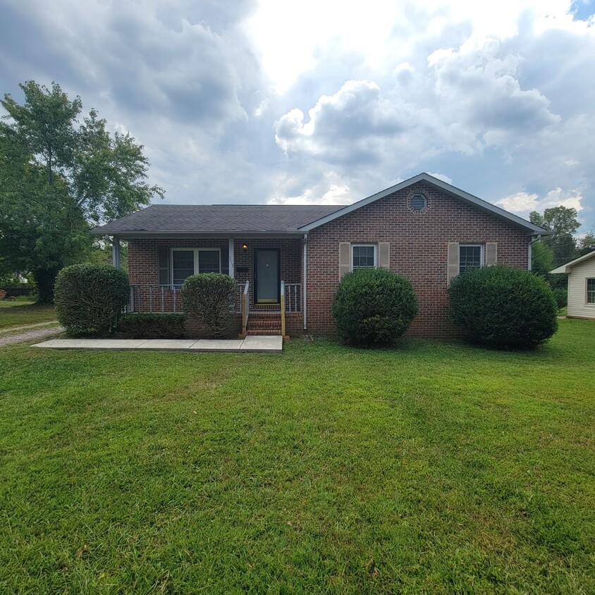 Primary Photo - 3/2 Brick Home in Cookeville City Limits