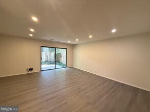 Building Photo - 2562 Glengyle Dr