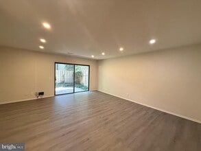 Building Photo - 2562 Glengyle Dr