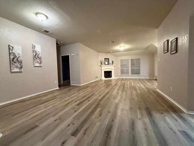 Foto del edificio - charming 3-bedroom, 2-bath home located in the highly sought-after Sendera Ranch community.