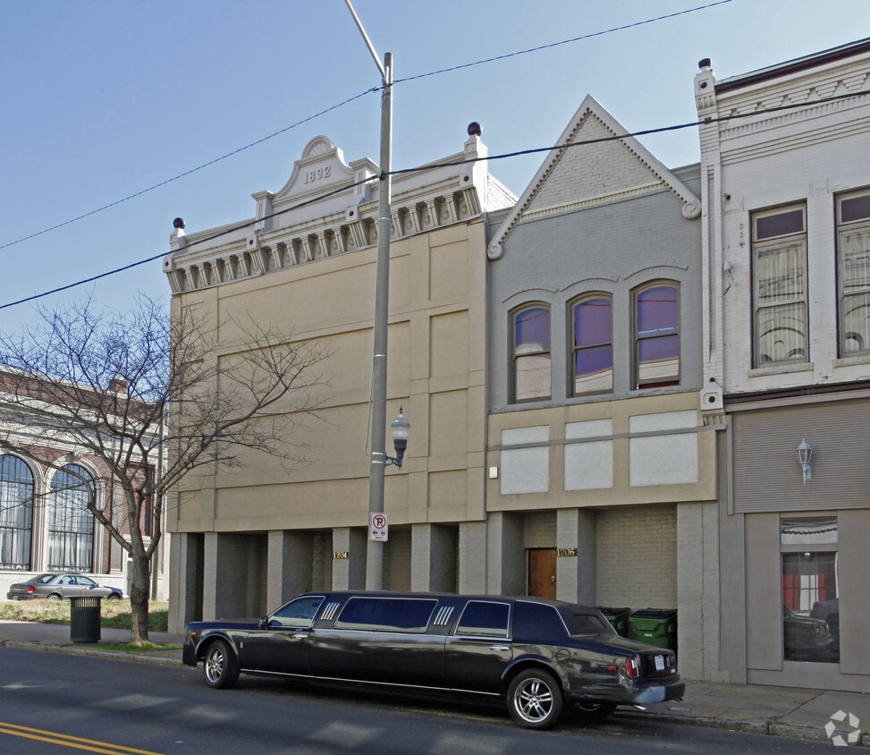 Building Photo - 1204 Hull St