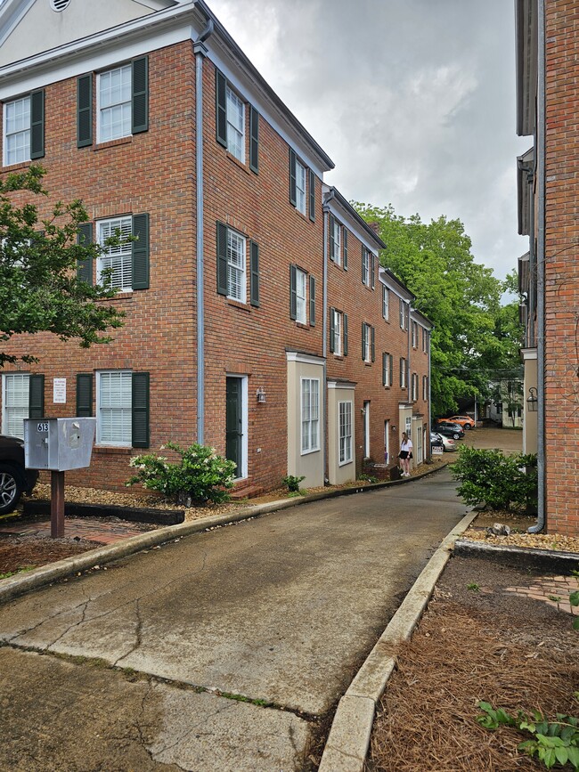 Foto del edificio - 613 University Dr