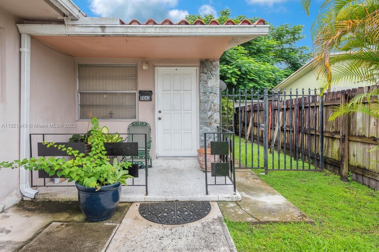 Foto principal - 11040 SW 4th St