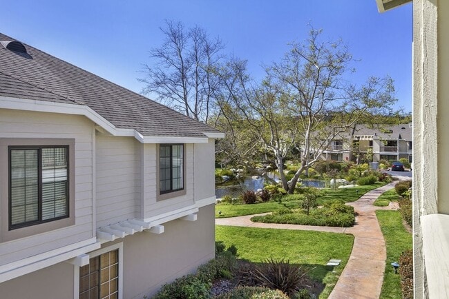 Foto del edificio - Centrally Located Condo at The Lakes of Carmel Valley!