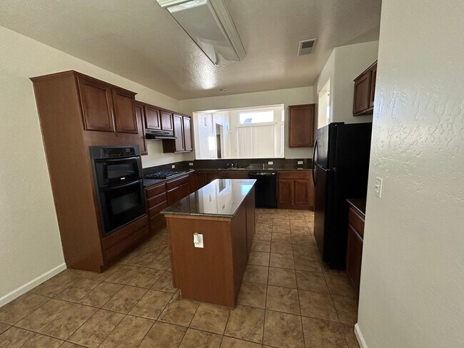 Foto del edificio - Beautiful & Spacious home in The Desirable...