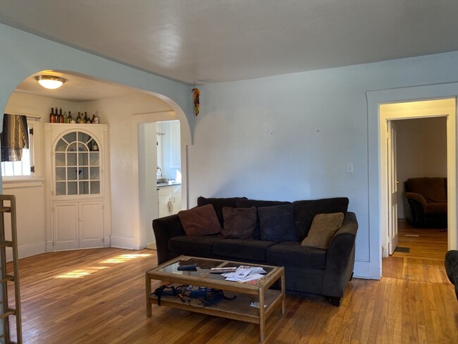 Building Photo - STUDENTS WELCOME! Quaint Single-Family Hom...