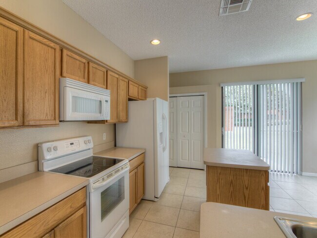 Foto del edificio - 671 Hardwood Cir