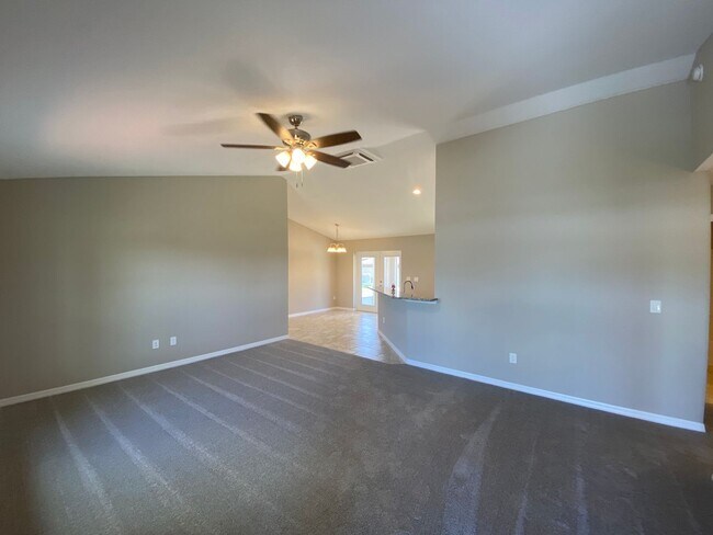 Building Photo - Desirable SE Ocala Neighborhood 3/2/2 *WON...