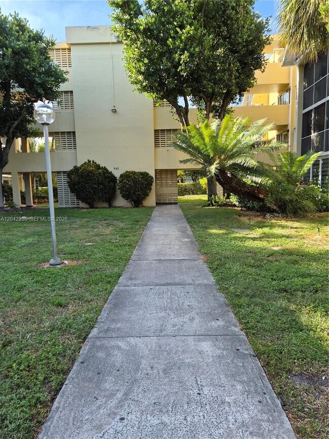 Foto del edificio - 942 NE 199th St
