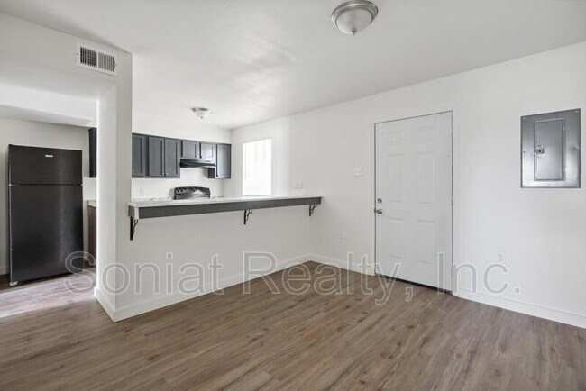 Building Photo - 7750 N Coronet Ct