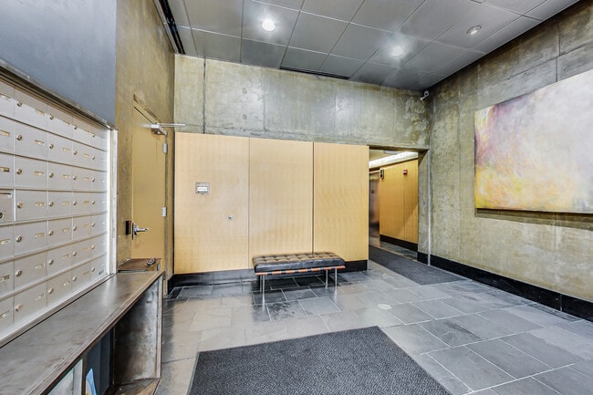 Building Photo - 700 W Van Buren St