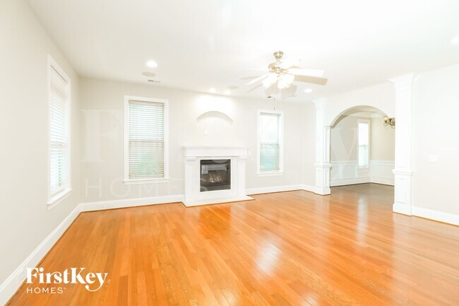 Foto del edificio - 3310 Lucy Dr