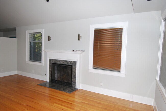Foto del edificio - Pristine Craftsman in Belmont Heights!