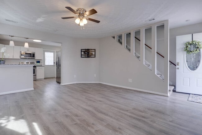 Building Photo - 313 W 28th St