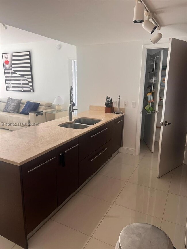 Building Photo - 475 Brickell Ave