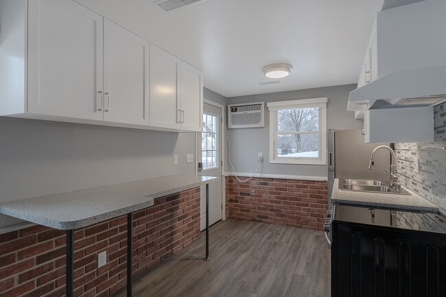 Building Photo - 404 James Ave