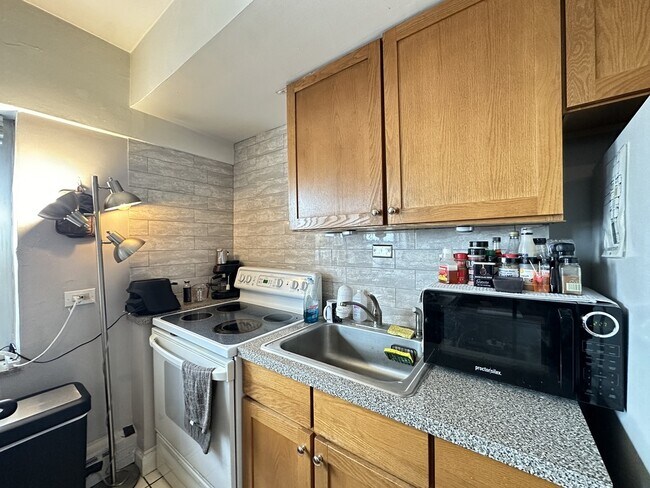 Foto del edificio - 4950 N Marine Dr