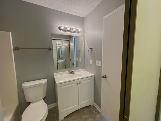 Building Photo - Wonderful 3 Bedroom 2 Bathroom Red Brick F...