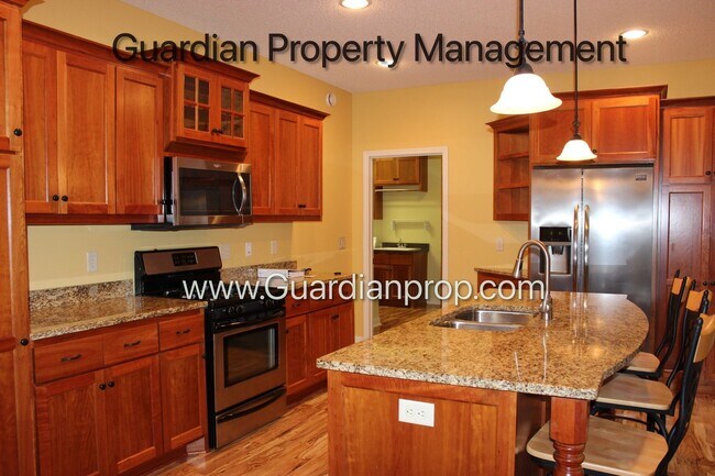 Foto del edificio - Gorgeous Brooklyn Park Single Family Home, 2 Car Garage, W/D, Office, Available Jan/Feb