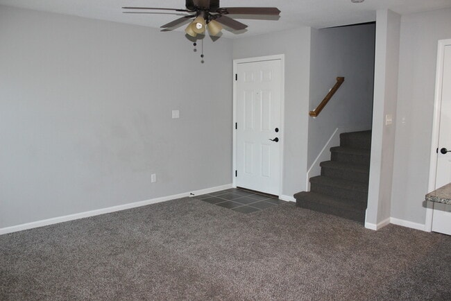 Building Photo - Beautiful Town Home!
