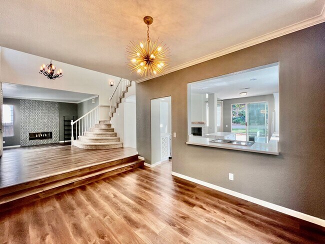 Building Photo - Gorgeous 4B/3BA house w/ 3 Car Garage & La...
