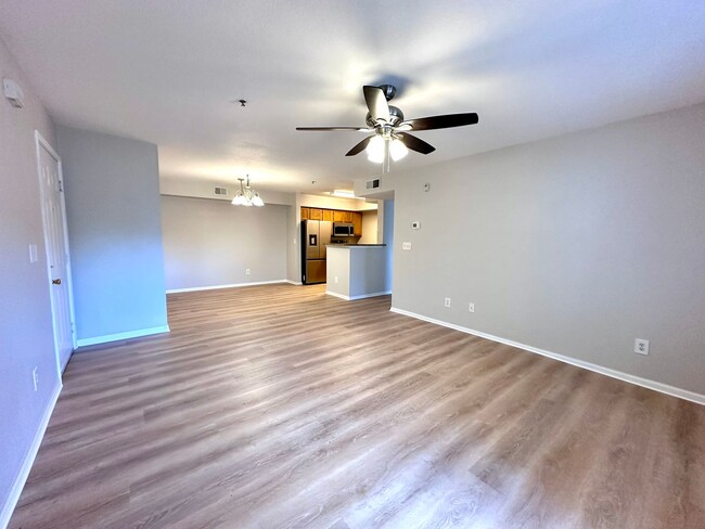 Building Photo - Newly Renovated 2 Bed / 2 Bath Condo in In...