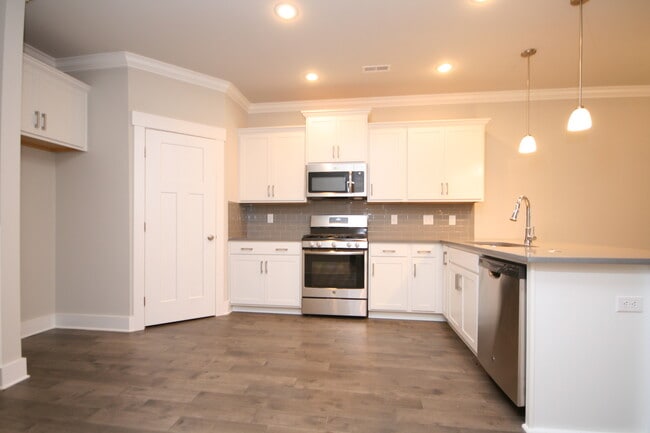 Building Photo - 707 Sluice Dr SW