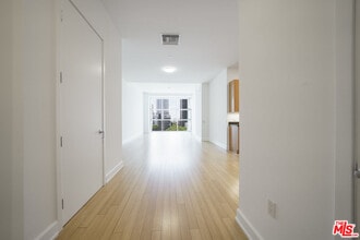Building Photo - 3223 W 6th St