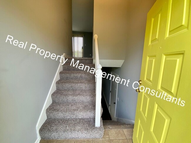 Building Photo - Lee's Summit 2 Bedroom Duplex