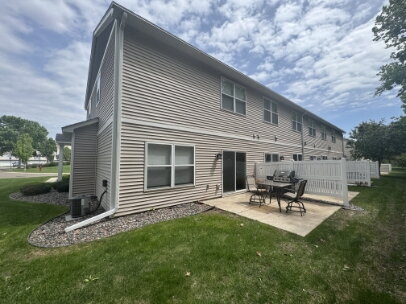 Foto del edificio - Spacious 3-Bedroom End unit Townhouse with 3 Full Baths in Maple Grove's Prime Location