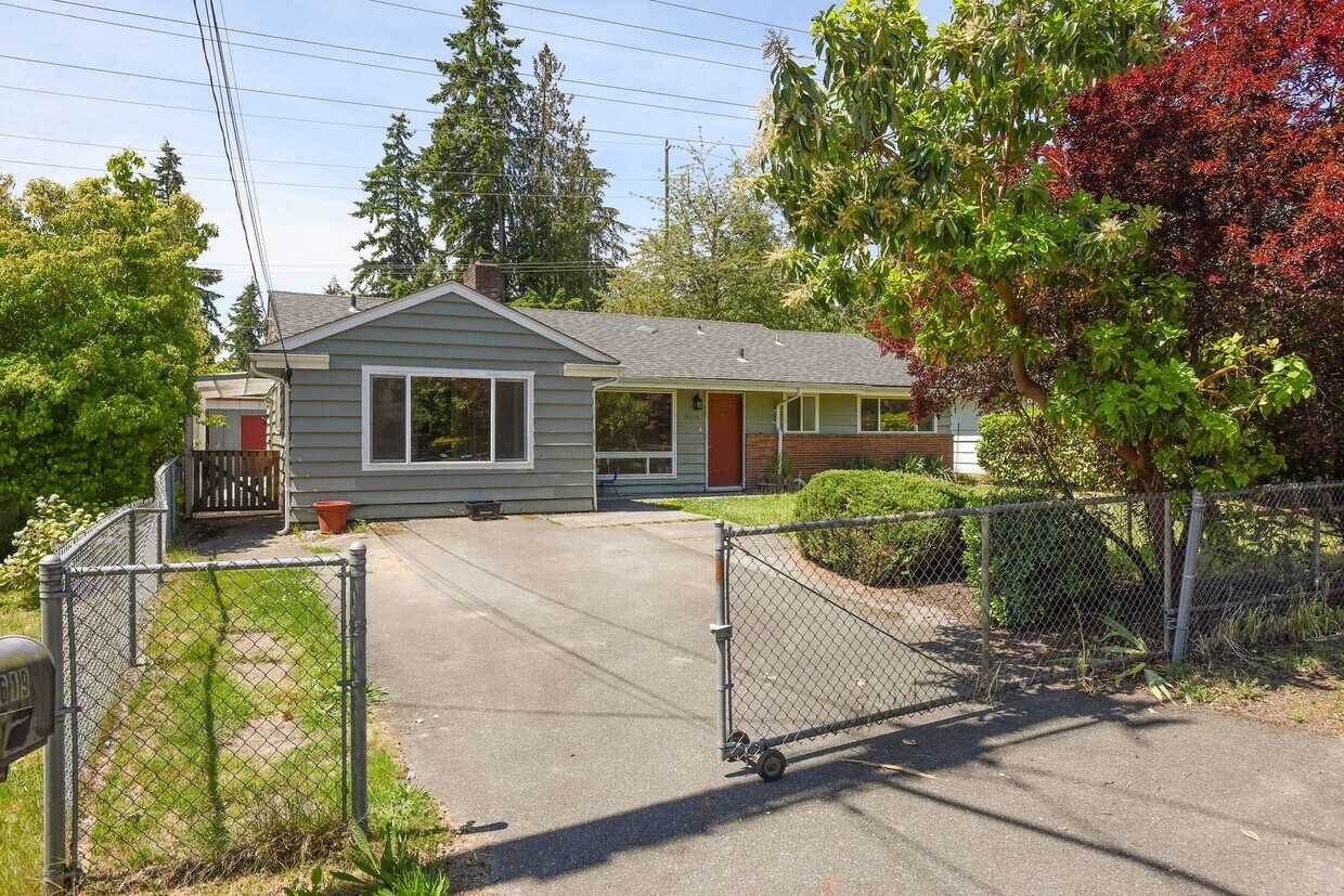 Primary Photo - Bright and spacious 3BR/1.75BA Single Fami...