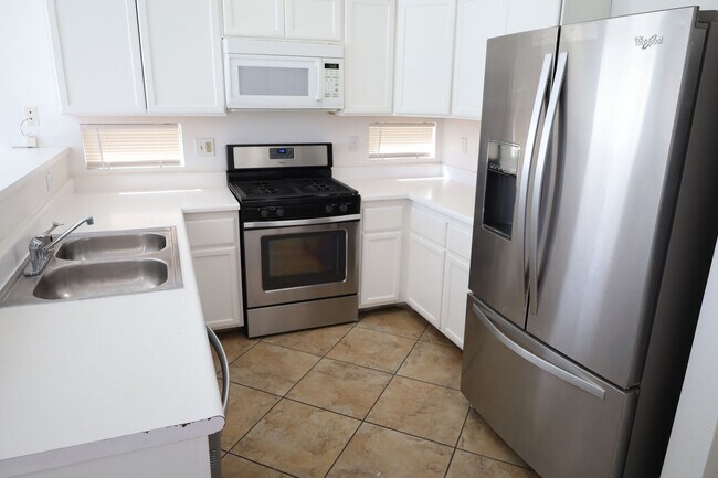 Foto del edificio - Lovely Two-Story home with Pool on Eastside!