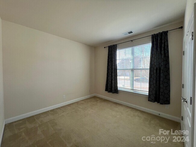 Building Photo - 148 Blossom Ridge Dr